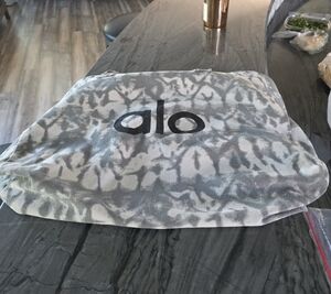 ALO Yoga Gray and White Tie-Dye Accent Throw with Logo